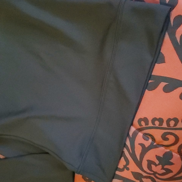 Frost Streetwear crop workout top - Picture 6 of 6